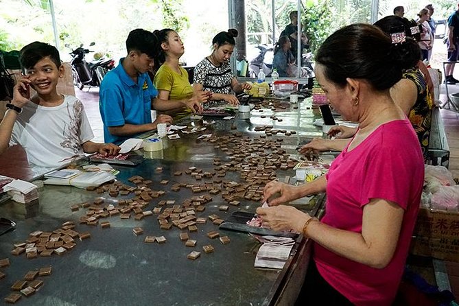 Authentic Mekong Delta Floating Market Full Day: Private or Group - The lunch break with southern folk music (and what to expect)