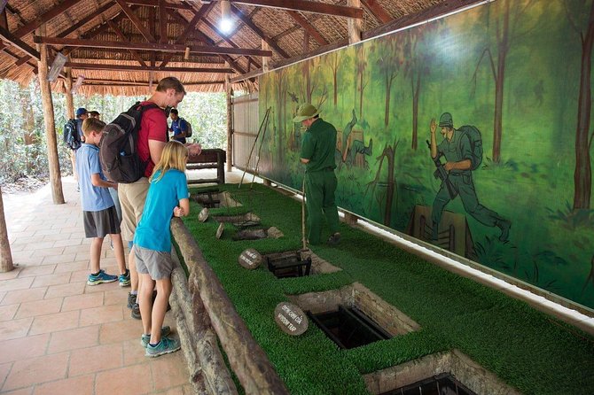 Cu Chi Tunnels and Mekong Delta 1 Day - Don ca tai tu: folk music that explains more than it entertains