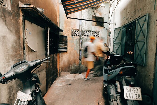 Early Riser Walk: Grandma Noodles, Cafe, Exotic Fruits & History - Grandma Noodles and Dumplings at Võ Văn Tần: Breakfast in a Living Room