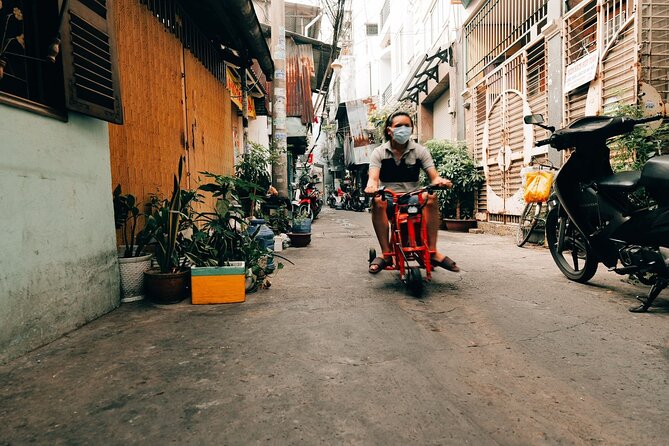 Early Riser Walk: Grandma Noodles, Cafe, Exotic Fruits & History - Thế Giới Tàu Hũ and Cheo Leo Cafe: Dessert and Coffee That Finish Strong