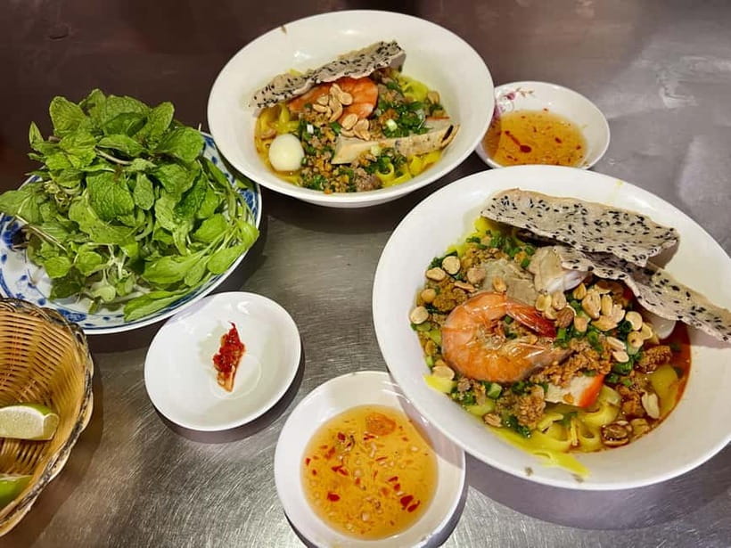 Ho Chi Minh City: Hidden Gems Street Food Walking Tour - Getting Oriented at the Thích Quảng Đức Memorial Start
