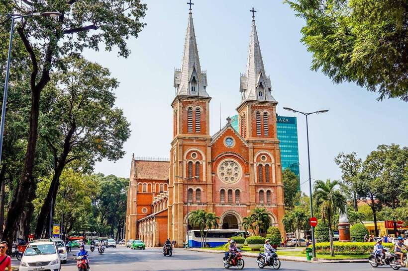 Ho Chi Minh City: Hop-On Hop-Off Bus Tour by Vistra - Audio Commentary: Useful When It Works, Annoying When It Doesn’t