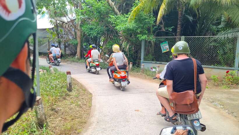 Ho Chi Minh City: Mekong Delta Day Trip with Lunch & Drinks - Crossing the Mekong: ferries that make the river feel big