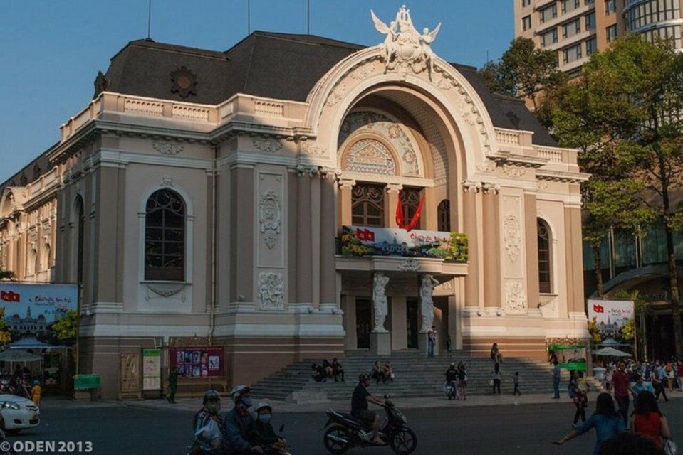 Ho Chi Minh City : Must-See Private Walking tour - Ben Thanh Market: local life, snacks, and getting your senses back