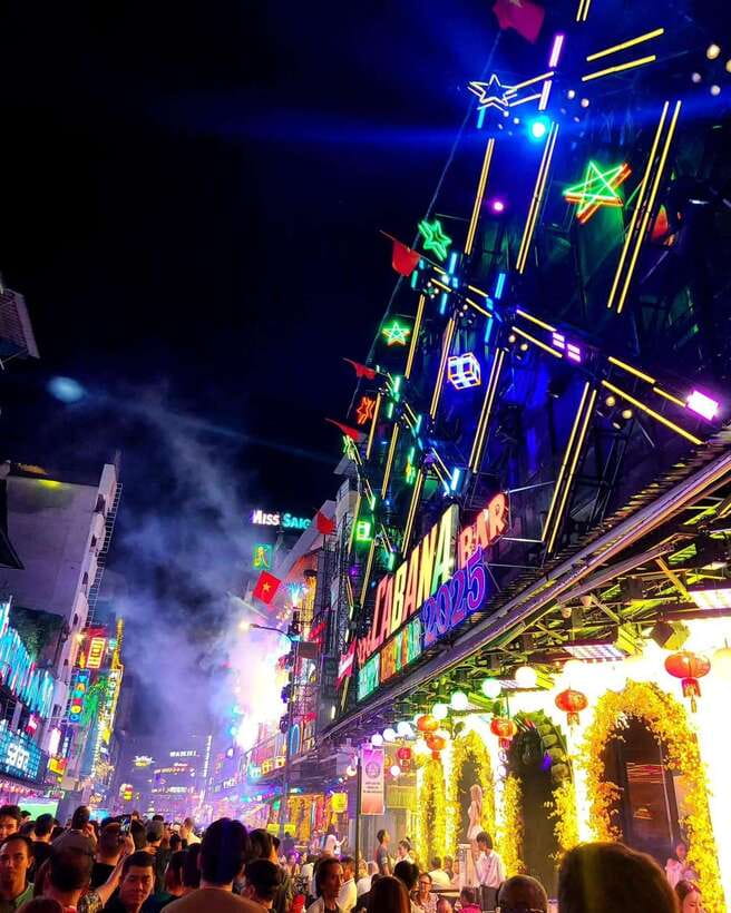 Ho Chi Minh City Street Food Private Tour With Dancing Bar - Guide quality: why Queenie’s praise shows up in the details