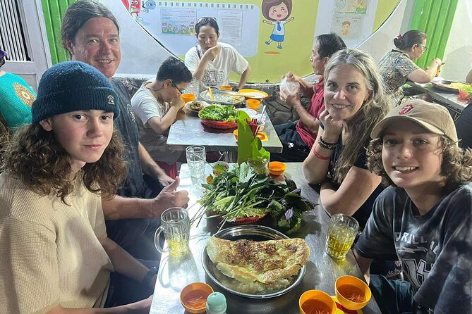Ho Chi Minh City: Street Food & Sightseeing Tour with Local Guide - Stop 1: Thich Quảng Đức Monument as your history reset