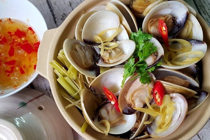 Ho Chi Minh City Street Food Tour With Students - Stop 2: Ho Thị Kỷ Flower Market and the alley-to-stall pattern