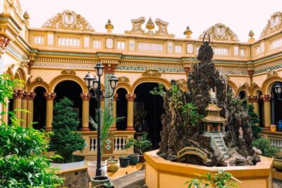 Ho Chi Minh Daily Tour: Full Day Mekong Delta (Private tour) - Vinh Trang Pagoda stop: a calm start before the boat day