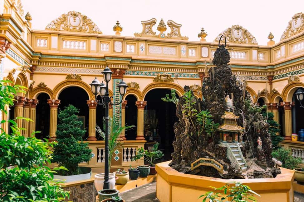 Ho Chi Minh Daily Tour: Full Day Mekong Delta (Private tour) - Vinh Trang Pagoda stop: a calm start before the boat day