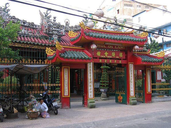 Ho Chi Minh Nightlife & Street Food Tour By Motorbike - Where the tour begins in District 1: meeting point and pickup logic