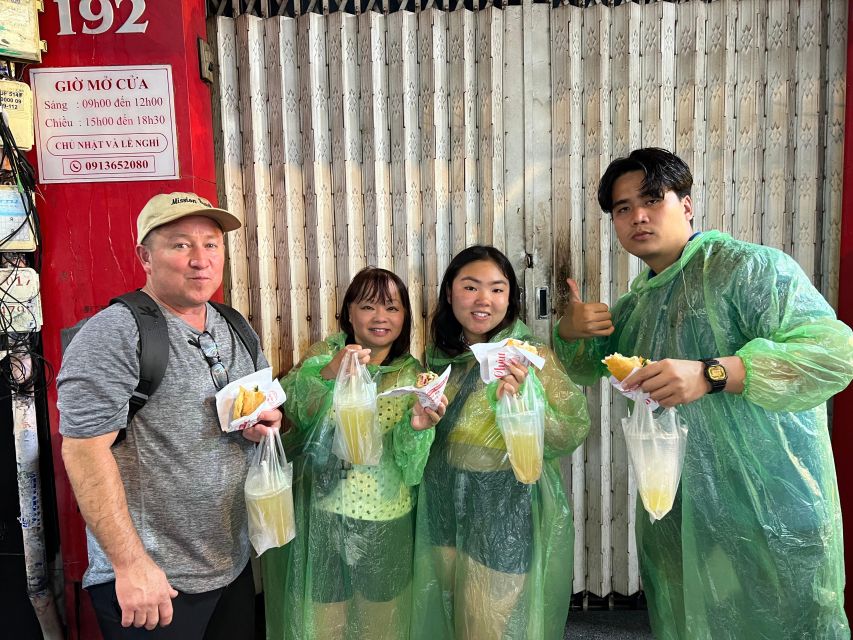 Ho Chi Minh: Street Food Experience in Saigon by Walking - The sightseeing bits: nightlife plus an older apartment photo stop