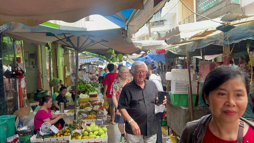 Ho Chi Minh Street Food Private Tour With Funny Guide - Shared Tastings: How You Avoid the Usual Street-Food Problem