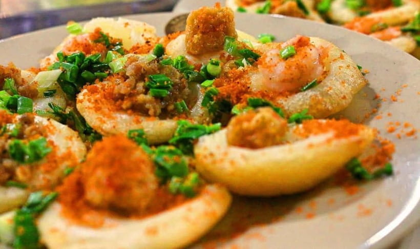 Ho Chi Minh: Street Food & Sightseeing Tour with Local Guide - Nguyen Thien Thuat Apartment Park: old Saigon energy, plus a real meal moment