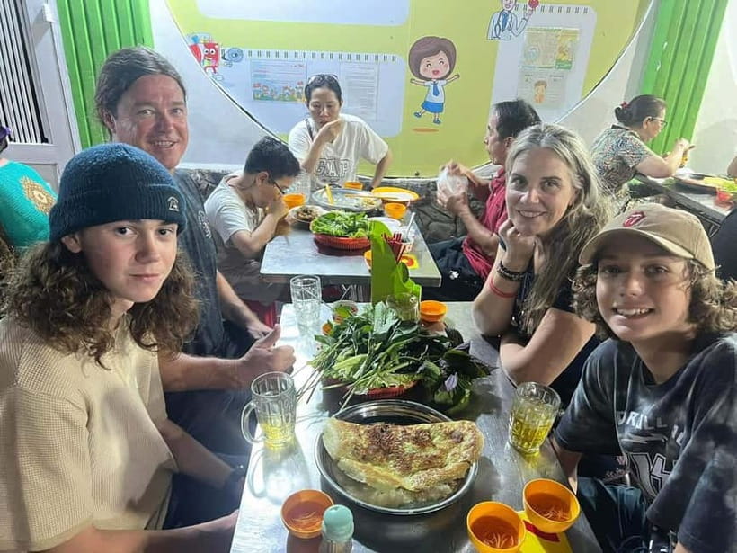 Ho Chi Minh: Street Food & Sightseeing Tour with Local Guide - The grand finale snack and sweet dessert