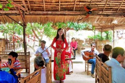 Mekong Delta Tour Daily - Vĩnh Tràng Pagoda: The Mekong’s Big Spiritual Stop En Route