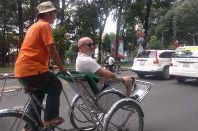 One hour cyclo tour around Saigon - What a one-hour cyclo ride feels like in modern Saigon