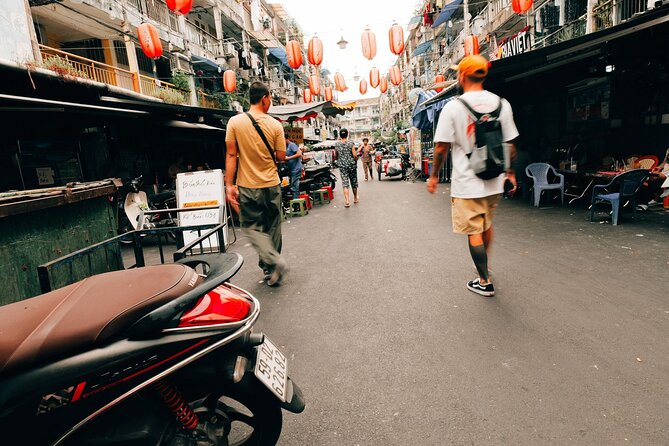 Private and Exclusive Hidden Gems and All Highlights - The Middle of the Day: Temples, Old Apartments, Alleys, and Street Food Time