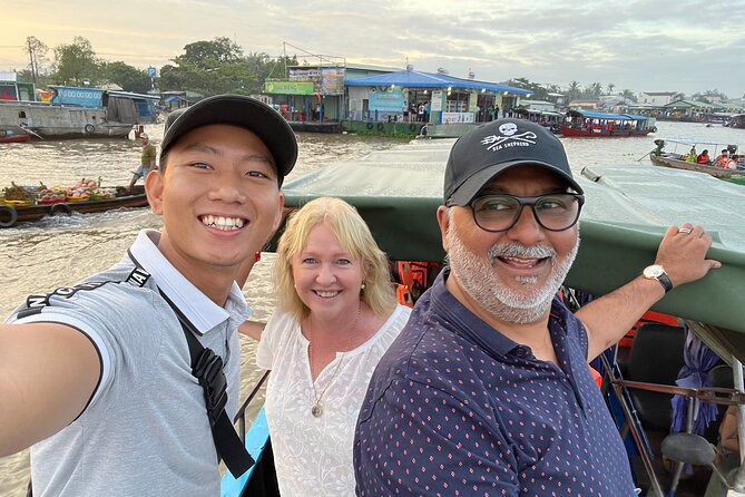 Private Scooter Street Food Tour in Saigon with 11 Tastings - Le Van Tam Park and Gỏi Khô Bò: a calm start with a real local snack