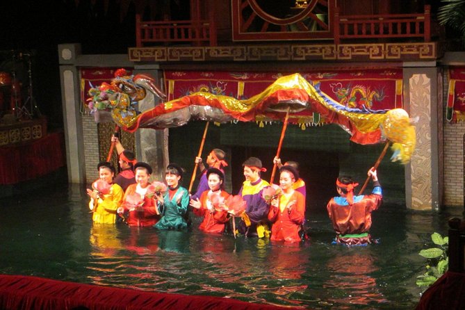 Saigon Dinner Cruise with Live Music Ho Chi Minh– Group Tour - 6:00 pm Pickup and Bach Dang Pier: Getting Onboard Without Chaos