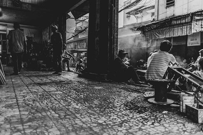 Sundown in the Colony Photo Tour - Stop 1: Nguyen Thien Thuat Apartment Buildings and stairwell stories
