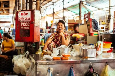 The 10 Tastings of Ho Chi Minh City With Locals: Private Street Food Tour - Independence Palace Area: The Cooling Sugar Cane Moment